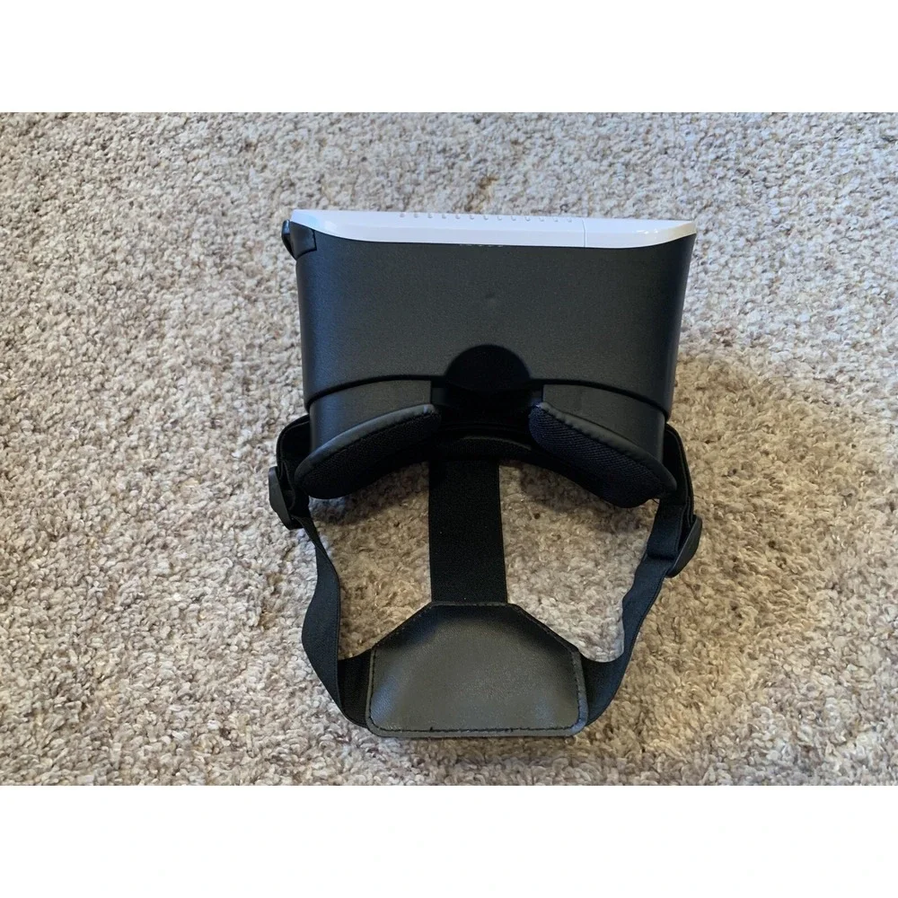 Virtual Reality VR Headset by‎ Vivitar Dream On VR-180 White